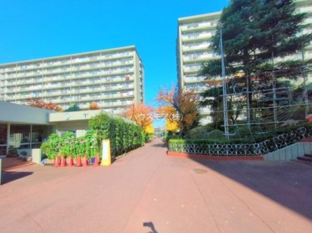 ���̑����n�@���ӂɂ͏��E���w�Z��X�[�p�[�A�����Ȃǐ����{�݂������Ă���A�����̒ʊw�₨�����������S�B�����������X���݂ŁA�Ƒ��݂�Ȃ����K�ɉ߂�����Z���ł��B