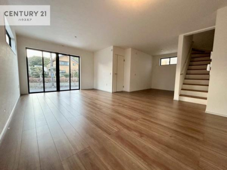 ���r���O�@�傫�ȑ����炽���Ղ�̗z���������閾�邢���r���O�B�J�����̂��郊�r���O�ŉƑ��c���̂��났�̎��Ԃ��߂����܂��B