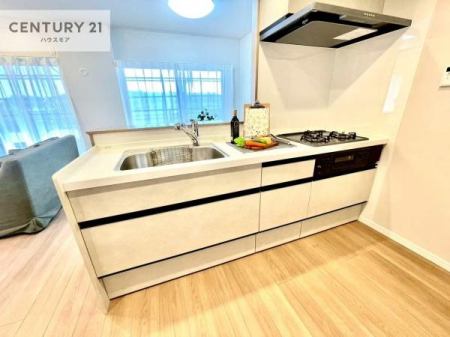 �L�b�`���@��l�C�̑Ζʎ��V�X�e���L�b�`�����̗p���Ă��܂��I���Ƒ��̃R�~���j�P�[�V���������R�Ƒ�����݌v�ł��B
���q�l�ɂ��ڂ��͂��̂Ŋ������ł��ˁB�L�X�g���ĉ��K�ɍ�Ƃ��i�݂܂��I