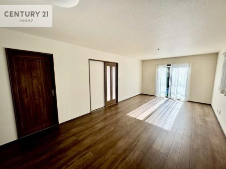 ���r���O�@�傫�ȑ����炽���Ղ�̗z���������閾�邢���r���O�B�J�����̂��郊�r���O�ŉƑ��c���̂��났�̎��Ԃ��߂����܂��B