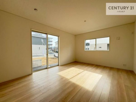 ���r���O�@�傫�ȑ����炽���Ղ�̗z���������閾�邢���r���O�B�J�����̂��郊�r���O�ŉƑ��c���̂��났�̎��Ԃ��߂����܂��B