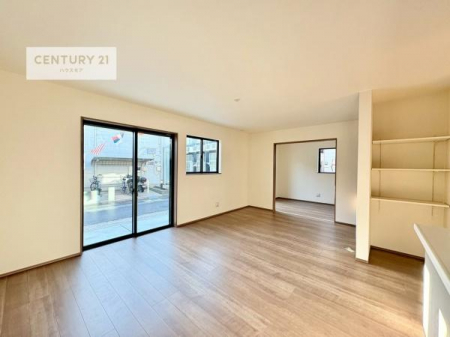 ���r���O�@�傫�ȑ����炽���Ղ�̗z���������閾�邢���r���O�B�J�����̂��郊�r���O�ŉƑ��c���̂��났�̎��Ԃ��߂����܂��B