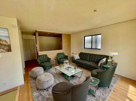 ���r���O�@�Ƌ��CG�p�[�X�ł��B�S�n�ǂ����r���O�͉Ƒ������R�ƏW�܂�܂��B�Ƒ��c�R�̎��Ԃ����������ł��B���Ƒ��ƁA����w�[���������Ԃ��߂��������ł��ˁB���邭�J���I�ȋ�Ԃł��B