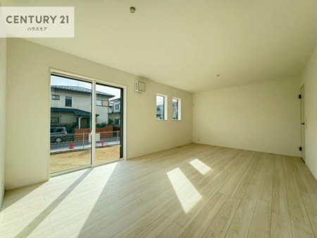 ���r���O�@�傫�ȑ����炽���Ղ�̗z���������閾�邢���r���O�B�J�����̂��郊�r���O�ŉƑ��c���̂��났�̎��Ԃ��߂����܂��B