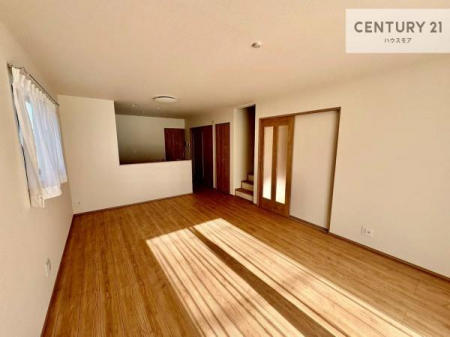 ���r���O�@�傫�ȑ����炽���Ղ�̗z���������閾�邢���r���O�B�J�����̂��郊�r���O�ŉƑ��c���̂��났�̎��Ԃ��߂����܂��B