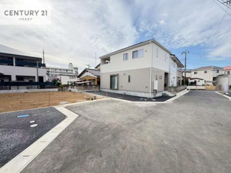 ���̑����n�@�O�ʓ��H�͐����H�ɖʂ���5���Ŗ��邭�z����ǍD�ȗ��n�ł��B
�Ԍɓ��ꂪ���ȕ������S�ł��ˁB