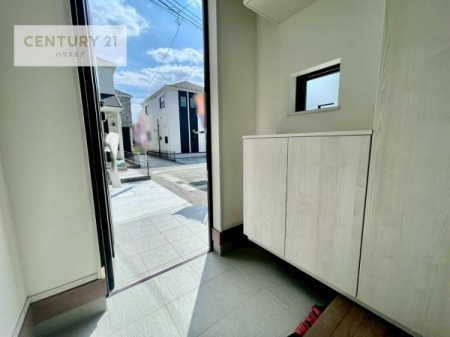 ���ց@�V���[�Y�{�b�N�X�t���Ȃ̂ŁA���ւ��Еt�����|�������₷���ł��I
�X�b�L���������ւŌ˂��J�����u�ԁA�������̂���S�n������Ԃ��o�}���Ă���܂��B
