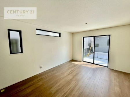 ���r���O�@�傫�ȑ����炽���Ղ�̗z���������閾�邢���r���O�B�J�����̂��郊�r���O�ŉƑ��c���̂��났�̎��Ԃ��߂����܂��B