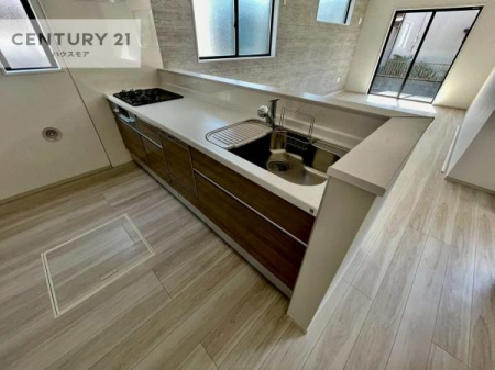 �L�b�`���@��l�C�̑Ζʎ��V�X�e���L�b�`�����̗p���Ă��܂��I���Ƒ��̃R�~���j�P�[�V���������R�Ƒ�����݌v�ł��B
���q�l�ɂ��ڂ��͂��̂Ŋ������ł��ˁB���[�͂�����܂��I