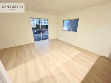 ���r���O�@�傫�ȑ����炽���Ղ�̗z���������閾�邢���r���O�B�J�����̂��郊�r���O�ŉƑ��c���̂��났�̎��Ԃ��߂����܂��B