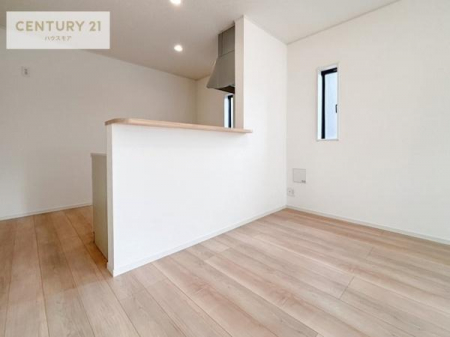 ���d�l�ʐ^(���r���O�j�@�S�n�ǂ����r���O�͉Ƒ������R�ƏW�܂�܂��B�Ƒ��c�R�̎��Ԃ����������ł��B���Ƒ��ƁA����w�[���������Ԃ��߂��������ł��ˁB���邭�J���I�ȋ�Ԃł��B�i���d�l�j