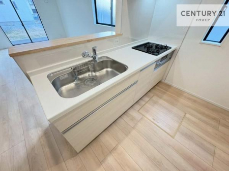 �L�b�`���@��l�C�̑Ζʎ��V�X�e���L�b�`�����̗p���Ă��܂��I���Ƒ��̃R�~���j�P�[�V���������R�Ƒ�����݌v�ł��B
���q�l�ɂ��ڂ��͂��̂Ŋ������ł��ˁB�L�X�g���ĉ��K�ɍ�Ƃ��i�݂܂��B