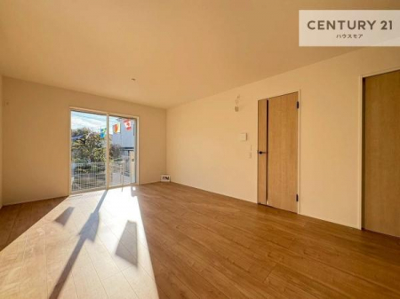 ���r���O�@�傫�ȑ����炽���Ղ�̗z���������閾�邢���r���O�B�J�����̂��郊�r���O�ŉƑ��c���̂��났�̎��Ԃ��߂����܂��B