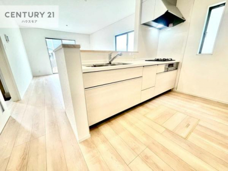 �L�b�`���@��l�C�̑Ζʎ��V�X�e���L�b�`�����̗p���Ă��܂��I���Ƒ��̃R�~���j�P�[�V���������R�Ƒ�����݌v�ł��B
���q�l�ɂ��ڂ��͂��̂Ŋ������ł��ˁB�L�X�g���ĉ��K�ɍ�Ƃ��i�݂܂��I