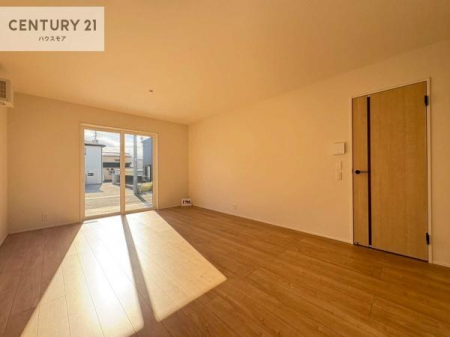 ���r���O�@�傫�ȑ����炽���Ղ�̗z���������閾�邢���r���O�B�J�����̂��郊�r���O�ŉƑ��c���̂��났�̎��Ԃ��߂����܂��B