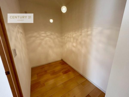 ���[�@2�K�ɂ̓}���`�X�y�[�X������܂��B���[�Ƃ��Ă����łȂ��A��̓���⏑�ނ̐����ɂ��œK�B�g��������Ő����������X���[�Y�ɂ���֗��ȋ�Ԃł��B