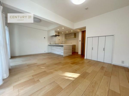 ���r���O�@�����������F�����œ��ꂳ�ꂽ���r���O�́A�O�̌�����Y�ꂳ���Ă���鉸�₩�ȋ�ԁB���炩�Ȍ����������݁A�Ƒ��ŉ߂������Ԃ��A��l�ł��낮�ЂƂƂ����A���R�ƐS���قǂ��Ă����܂��B