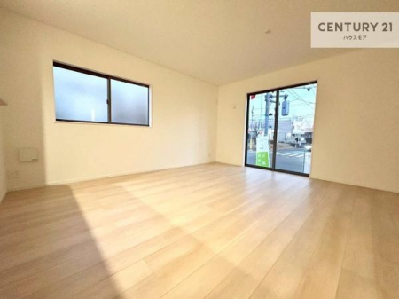 ���r���O�@�傫�ȑ����炽���Ղ�̗z���������閾�邢���r���O�B�J�����̂��郊�r���O�ŉƑ��c���̂��났�̎��Ԃ��߂����܂��B