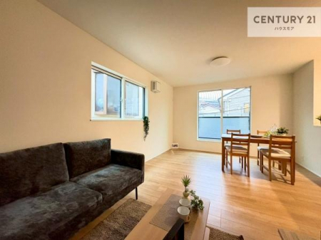 ���r���O�@�傫�ȑ����炽���Ղ�̗z���������閾�邢���r���O�B�J�����̂��郊�r���O�ŉƑ��c���̂��났�̎��Ԃ��߂����܂��B