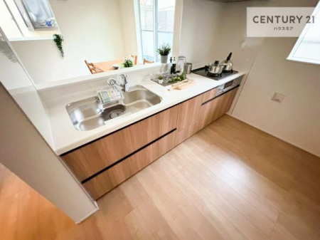 �L�b�`���@��l�C�̑Ζʎ��V�X�e���L�b�`�����̗p���Ă��܂��I���Ƒ��̃R�~���j�P�[�V���������R�Ƒ�����݌v�ł��B
���q�l�ɂ��ڂ��͂��̂Ŋ������ł��ˁB�L�X�g���ĉ��K�ɍ�Ƃ��i�݂܂��B