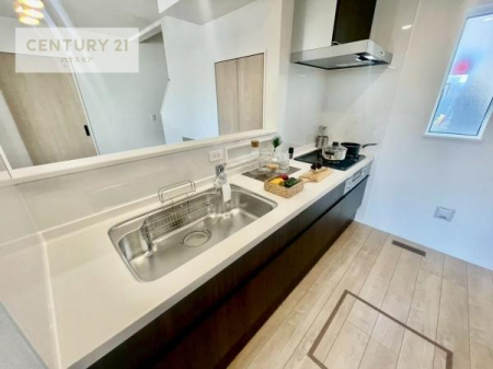 �L�b�`���@��l�C�̑Ζʎ��V�X�e���L�b�`�����̗p���Ă��܂��I���Ƒ��̃R�~���j�P�[�V���������R�Ƒ�����݌v�ł��B
���q�l�ɂ��ڂ��͂��̂Ŋ������ł��ˁB���[�͂�����܂��I