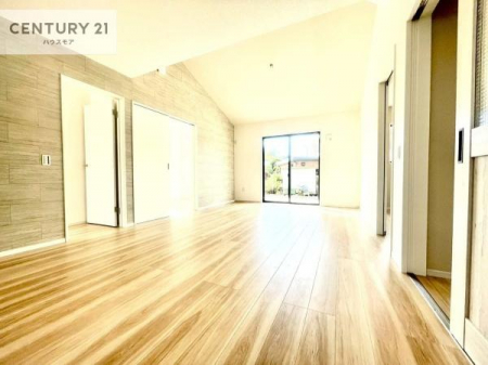 ���r���O�@�傫�ȑ����炽���Ղ�̗z���������閾�邢���r���O�B�J�����̂��郊�r���O�ŉƑ��c���̂��났�̎��Ԃ��߂����܂��B