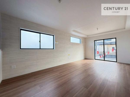 ���r���O�@�傫�ȑ����炽���Ղ�̗z���������閾�邢���r���O�B�J�����̂��郊�r���O�ŉƑ��c���̂��났�̎��Ԃ��߂����܂��B