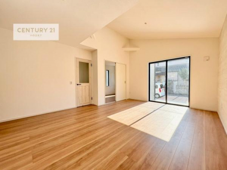 ���r���O�@�傫�ȑ����炽���Ղ�̗z���������閾�邢���r���O�B�J�����̂��郊�r���O�ŉƑ��c���̂��났�̎��Ԃ��߂����܂��B