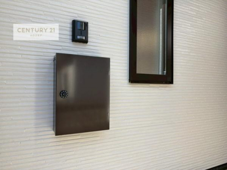 ���̑����n�@�O�ǂɐݒu���ꂽ�|�X�g�́A�o����̂��łɗX�֕����󂯎��ĂƂĂ��֗��B���ւ܂����������茩����f�U�C���ł��B