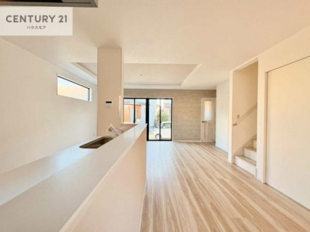 ���r���O�@�傫�ȑ����炽���Ղ�̗z���������閾�邢���r���O�B�J�����̂��郊�r���O�ŉƑ��c���̂��났�̎��Ԃ��߂����܂��B