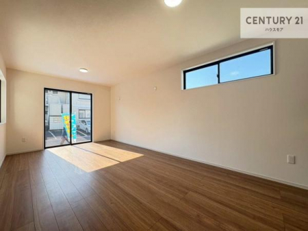 ���r���O�@�傫�ȑ����炽���Ղ�̗z���������閾�邢���r���O�B�J�����̂��郊�r���O�ŉƑ��c���̂��났�̎��Ԃ��߂����܂��B