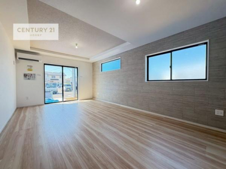 ���r���O�@�傫�ȑ����炽���Ղ�̗z���������閾�邢���r���O�B�J�����̂��郊�r���O�ŉƑ��c���̂��났�̎��Ԃ��߂����܂��B