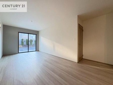 ���r���O�@�傫�ȑ����炽���Ղ�̗z���������閾�邢���r���O�B�J�����̂��郊�r���O�ŉƑ��c���̂��났�̎��Ԃ��߂����܂��B