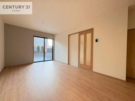 ���r���O�@�傫�ȑ����炽���Ղ�̗z���������閾�邢���r���O�B�J�����̂��郊�r���O�ŉƑ��c���̂��났�̎��Ԃ��߂����܂��B