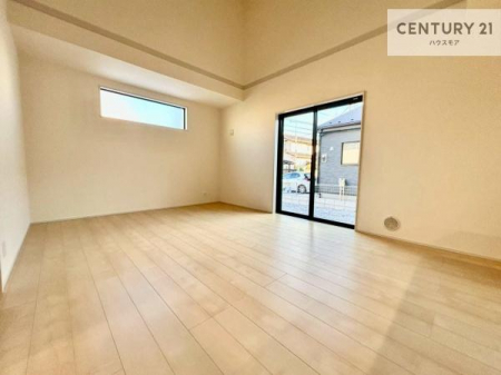 ���r���O�@�傫�ȑ����炽���Ղ�̗z���������閾�邢���r���O�B�J�����̂��郊�r���O�ŉƑ��c���̂��났�̎��Ԃ��߂����܂��B