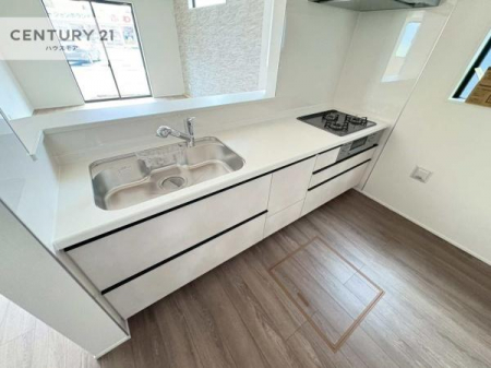 �L�b�`���@��l�C�̑Ζʎ��V�X�e���L�b�`�����̗p���Ă��܂��I���Ƒ��̃R�~���j�P�[�V���������R�Ƒ�����݌v�ł��B
���q�l�ɂ��ڂ��͂��̂Ŋ������ł��ˁB�L�X�g���ĉ��K�ɍ�Ƃ��i�݂܂��I