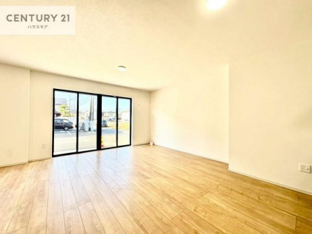 ���r���O�@�傫�ȑ����炽���Ղ�̗z���������閾�邢���r���O�B�J�����̂��郊�r���O�ŉƑ��c���̂��났�̎��Ԃ��߂����܂��B