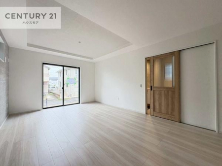 ���r���O�@�傫�ȑ����炽���Ղ�̗z���������閾�邢���r���O�B�J�����̂��郊�r���O�ŉƑ��c���̂��났�̎��Ԃ��߂����܂��B