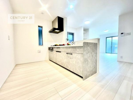 �L�b�`���@��l�C�̑Ζʎ��V�X�e���L�b�`�����̗p���Ă��܂��I���Ƒ��̃R�~���j�P�[�V���������R�Ƒ�����݌v�ł��B
���q�l�ɂ��ڂ��͂��̂Ŋ������ł��ˁB�H���t���Ŗ����̉Ǝ����X���[�Y�ɁI