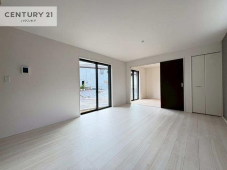 ���r���O�@�傫�ȑ����炽���Ղ�̗z���������閾�邢���r���O�B�J�����̂��郊�r���O�ŉƑ��c���̂��났�̎��Ԃ��߂����܂��B