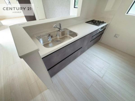 �L�b�`���@��l�C�̑Ζʎ��V�X�e���L�b�`�����̗p���Ă��܂��I���Ƒ��̃R�~���j�P�[�V���������R�Ƒ�����݌v�ł��B
���q�l�ɂ��ڂ��͂��̂Ŋ������ł��ˁB�L�X�g���ĉ��K�ɍ�Ƃ��i�݂܂��I