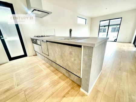 �L�b�`���@��l�C�̑Ζʎ��V�X�e���L�b�`�����̗p���Ă��܂��I���Ƒ��̃R�~���j�P�[�V���������R�Ƒ�����݌v�ł��B
���q�l�ɂ��ڂ��͂��̂Ŋ������ł��ˁB�H���t���Ŗ����̉Ǝ����X���[�Y�ɁI