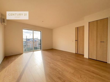 ���r���O�@�傫�ȑ����炽���Ղ�̗z���������閾�邢���r���O�B�J�����̂��郊�r���O�ŉƑ��c���̂��났�̎��Ԃ��߂����܂��B