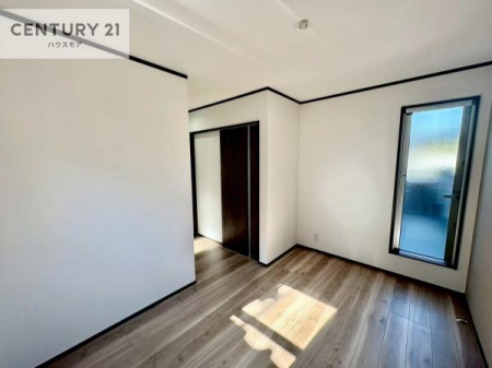 ���r���O�@�傫�ȑ����炽���Ղ�̗z���������閾�邢���r���O�B�J�����̂��郊�r���O�ŉƑ��c���̂��났�̎��Ԃ��߂����܂��B