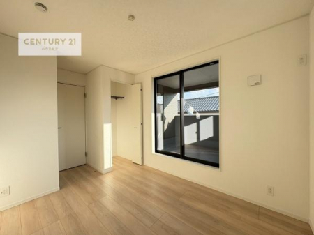 ���[�@�S�����Ɏ��[�X�y�[�X��݂��A�ߗނ�G�ߕ��A��̃A�C�e���܂ł�������Ǝ��܂�݌v�B�e�������ƂɎ��[���m�ۂ��邱�ƂŁA���Z��Ԃ��L���g���A��������Ƃ�����炵���������܂��B