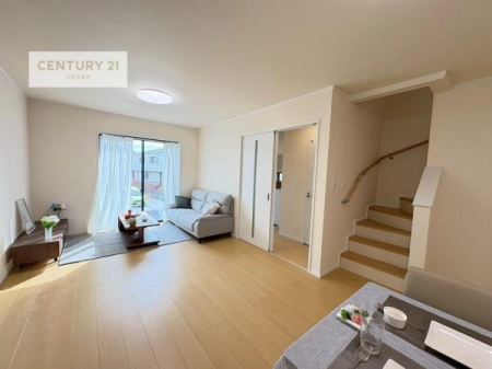 ���r���O�@�傫�ȑ����炽���Ղ�̗z���������閾�邢���r���O�B�J�����̂��郊�r���O�ŉƑ��c���̂��났�̎��Ԃ��߂����܂��B