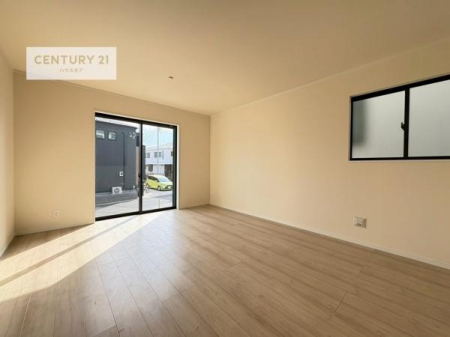 ���r���O�@�傫�ȑ����炽���Ղ�̗z���������閾�邢���r���O�B�J�����̂��郊�r���O�ŉƑ��c���̂��났�̎��Ԃ��߂����܂��B