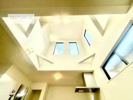 ���r���O�@�㕔�������ŊJ���������Ղ�I��؂ȉƑ����W�܂邩�炱��LDK�ɂ͂�����肽���B
�q�����������C�ɏ΂��Ȃ��瑖�����Ă���p�����������u�L���Ƃɂ��ėǂ������v�Ǝv���u�Ԃł��B