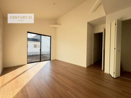 ���r���O�@�傫�ȑ����炽���Ղ�̗z���������閾�邢���r���O�B�J�����̂��郊�r���O�ŉƑ��c���̂��났�̎��Ԃ��߂����܂��B