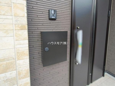 ���̑����n�@�O�σf�U�C���ɔ��������a����O�ǈ�̌^�̗X�փ|�X�g���̗p�B�����̎󂯎����X���[�Y�ŁA�g������ɂ��z�����Ă��܂��B